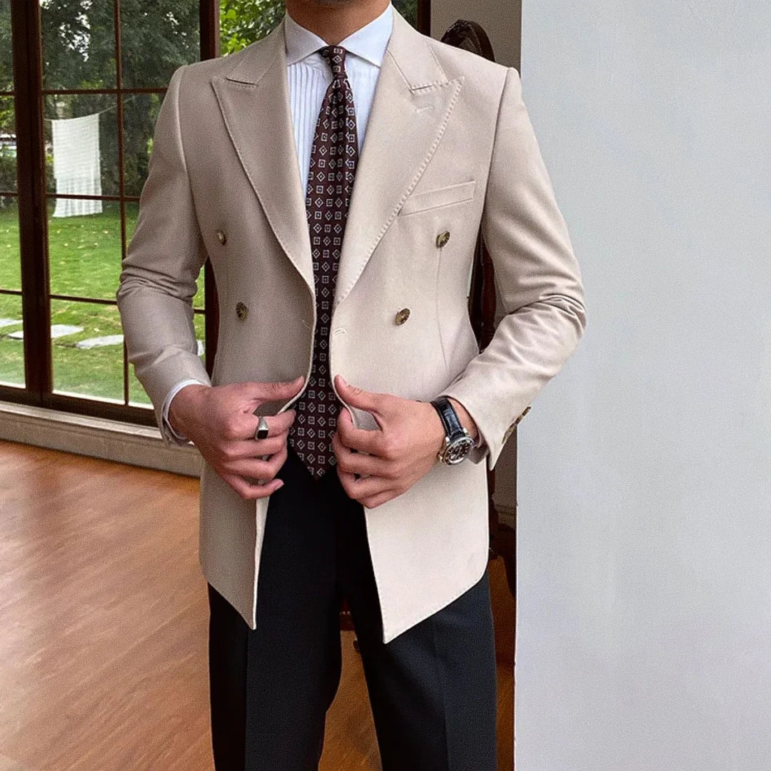 Blazer Masculino Transpassado Romenzi RZ542 em detalhe, blazer elegante em tecido de alta qualidade que oferece conforto, durabilidade e caimento impecável.