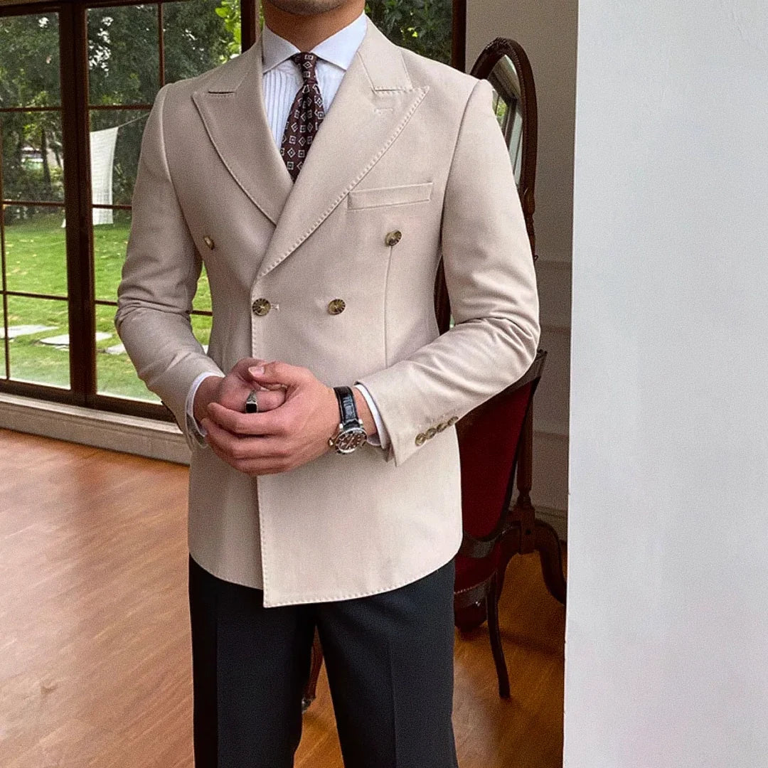 Blazer Masculino Transpassado Romenzi RZ542 em detalhe, blazer elegante em tecido de alta qualidade que oferece conforto, durabilidade e caimento impecável.