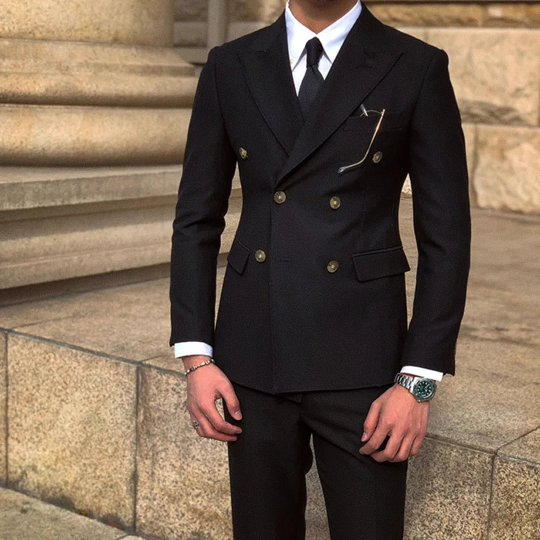 Blazer Masculino Transpassado Romenzi RZ542 em detalhe, blazer elegante em tecido de alta qualidade que oferece conforto, durabilidade e caimento impecável.