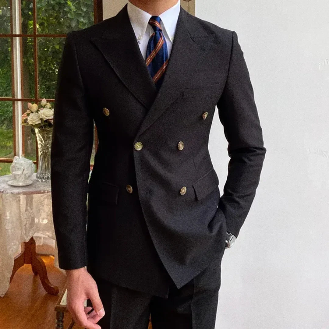 Blazer Masculino Transpassado Romenzi RZ542 em detalhe, blazer elegante em tecido de alta qualidade que oferece conforto, durabilidade e caimento impecável.