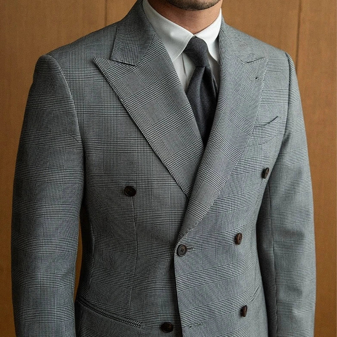 Blazer Masculino Transpassado Romenzi RZ922 em detalhe, modelo em ecomicrofibra com forro de seda que oferece caimento perfeito e estilo sofisticado.