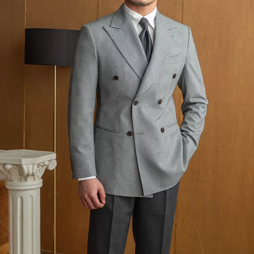 Blazer Masculino Transpassado Romenzi RZ922 em detalhe, modelo em ecomicrofibra com forro de seda que oferece caimento perfeito e estilo sofisticado.