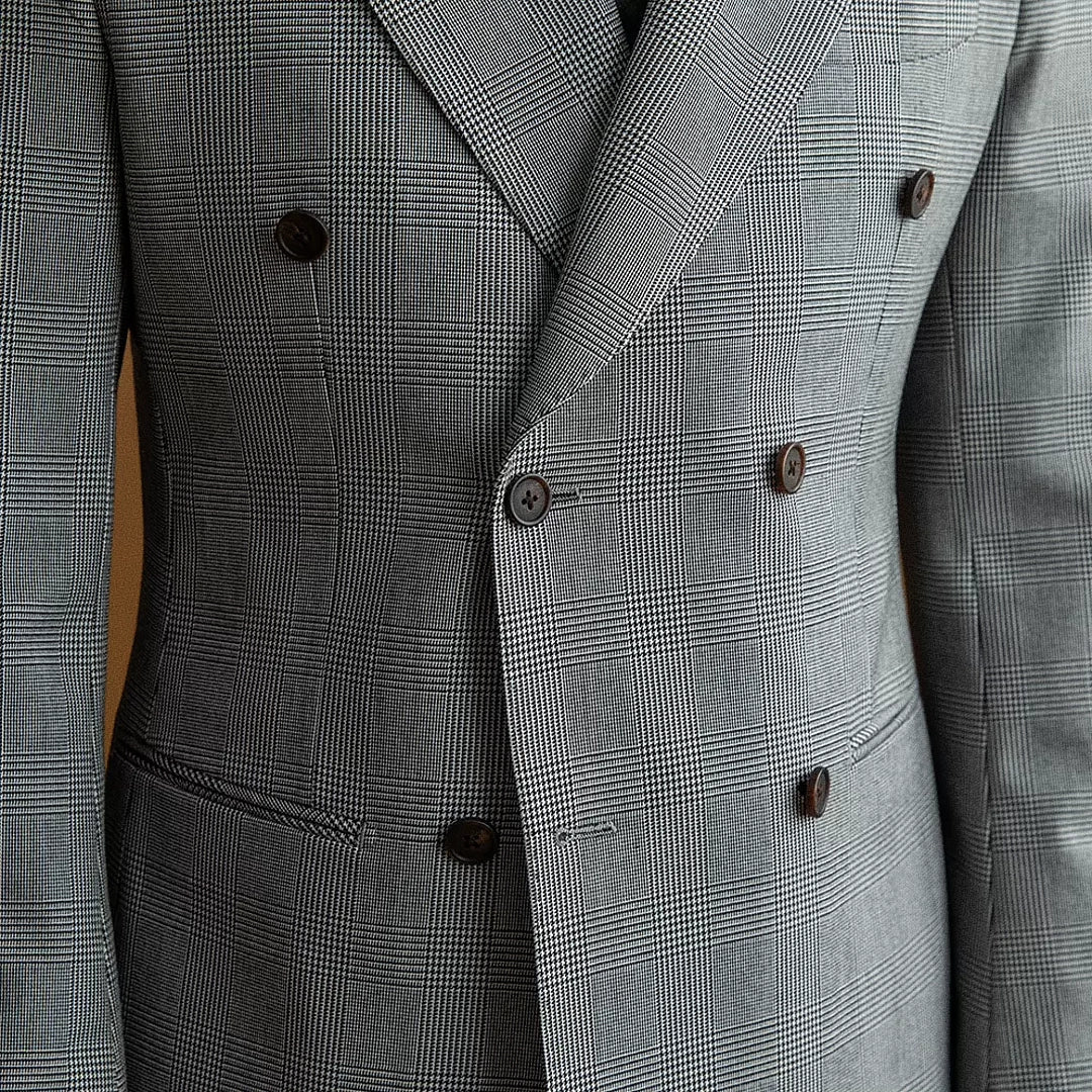 Blazer Masculino Transpassado Romenzi RZ922 em detalhe, modelo em ecomicrofibra com forro de seda que oferece caimento perfeito e estilo sofisticado.