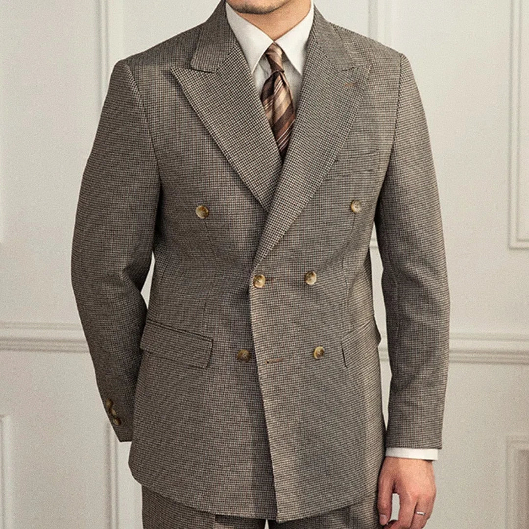 Blazer Masculino Transpassado Romenzi RZ924 em detalhe, peça sofisticada em Ecomicrofibra Easeleaf premium com design elegante para ocasiões formais.