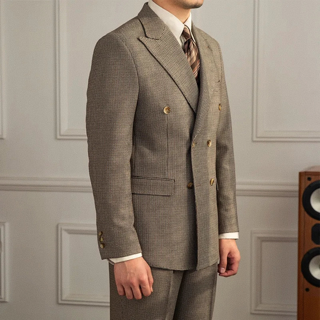 Blazer Masculino Transpassado Romenzi RZ924 em detalhe, peça sofisticada em Ecomicrofibra Easeleaf premium com design elegante para ocasiões formais.