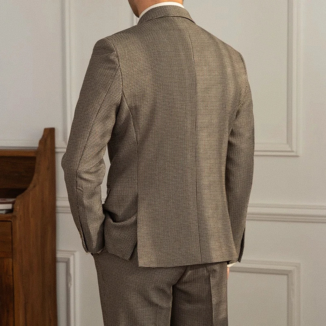Blazer Masculino Transpassado Romenzi RZ924 em detalhe, peça sofisticada em Ecomicrofibra Easeleaf premium com design elegante para ocasiões formais.