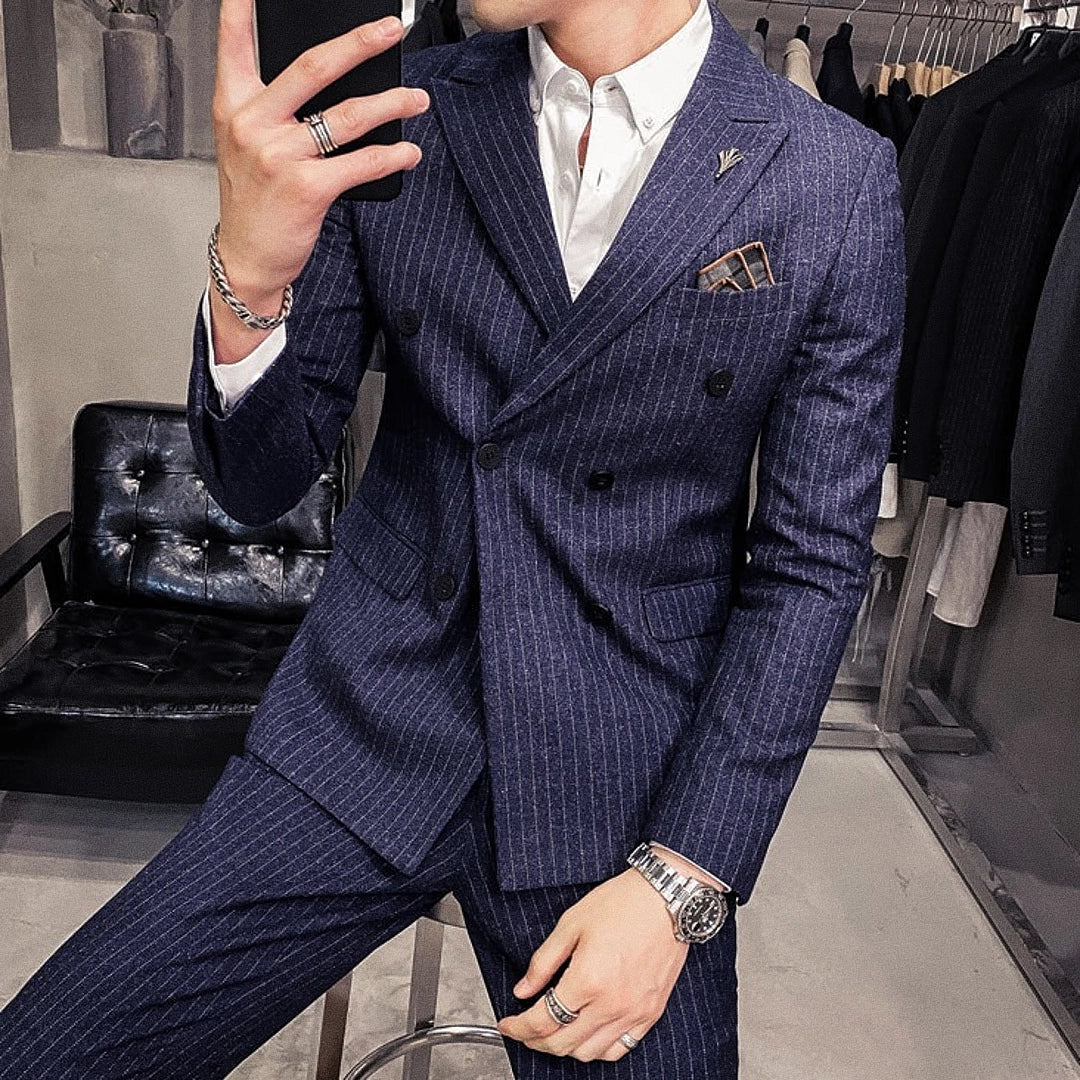 Blazer Masculino Transpassado Romenzi RZ930 em detalhe, peça sofisticada em materiais premium com design elegante para looks formais e sociais.
