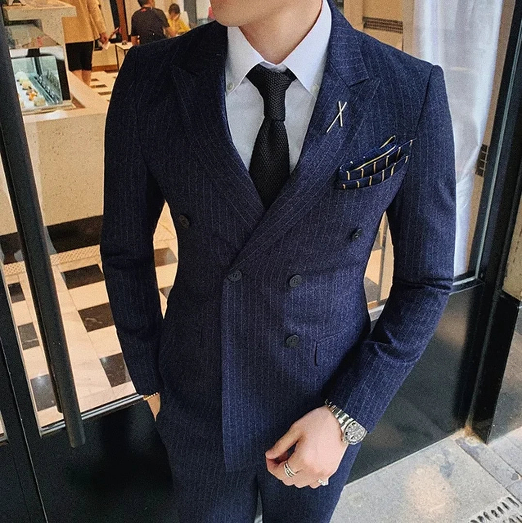 Blazer Masculino Transpassado Romenzi RZ930 em detalhe, peça sofisticada em materiais premium com design elegante para looks formais e sociais.