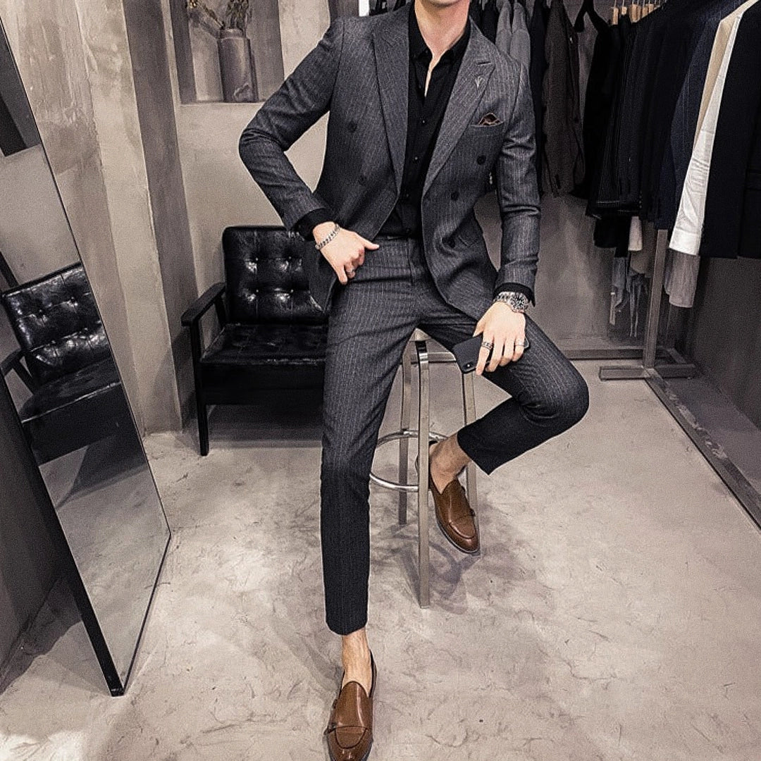 Blazer Masculino Transpassado Romenzi RZ930 em detalhe, peça sofisticada em materiais premium com design elegante para looks formais e sociais.
