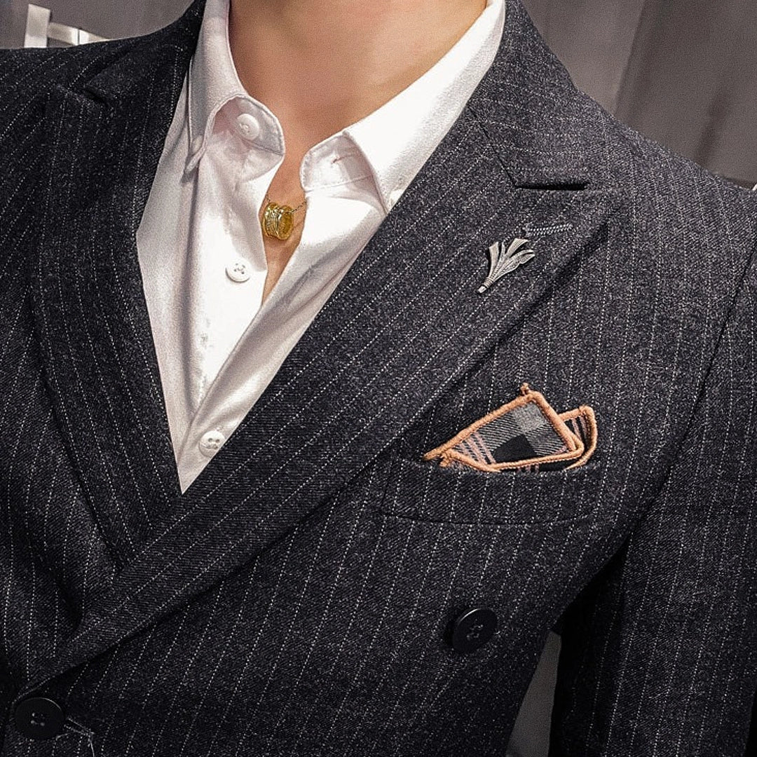 Blazer Masculino Transpassado Romenzi RZ930 em detalhe, peça sofisticada em materiais premium com design elegante para looks formais e sociais.