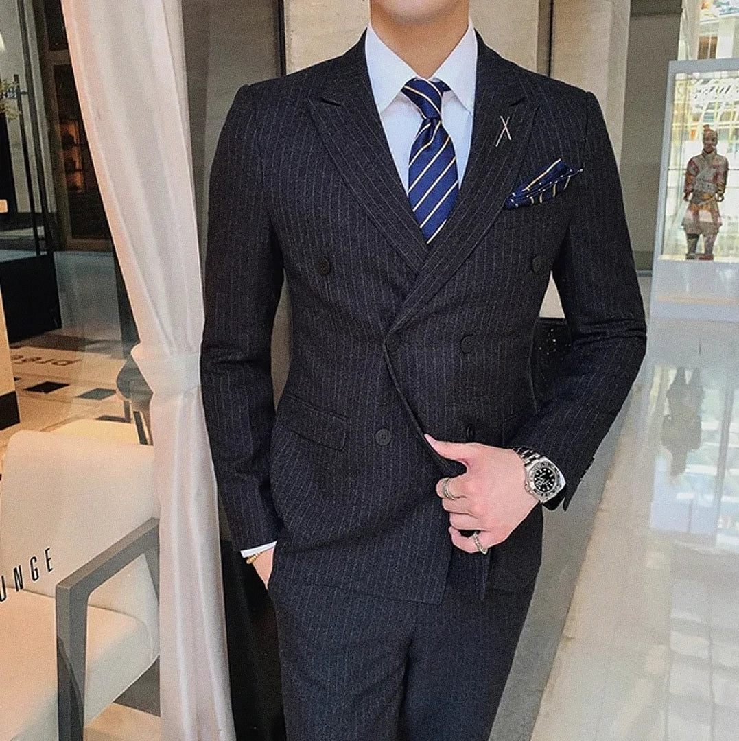 Blazer Masculino Transpassado Romenzi RZ930 em detalhe, peça sofisticada em materiais premium com design elegante para looks formais e sociais.