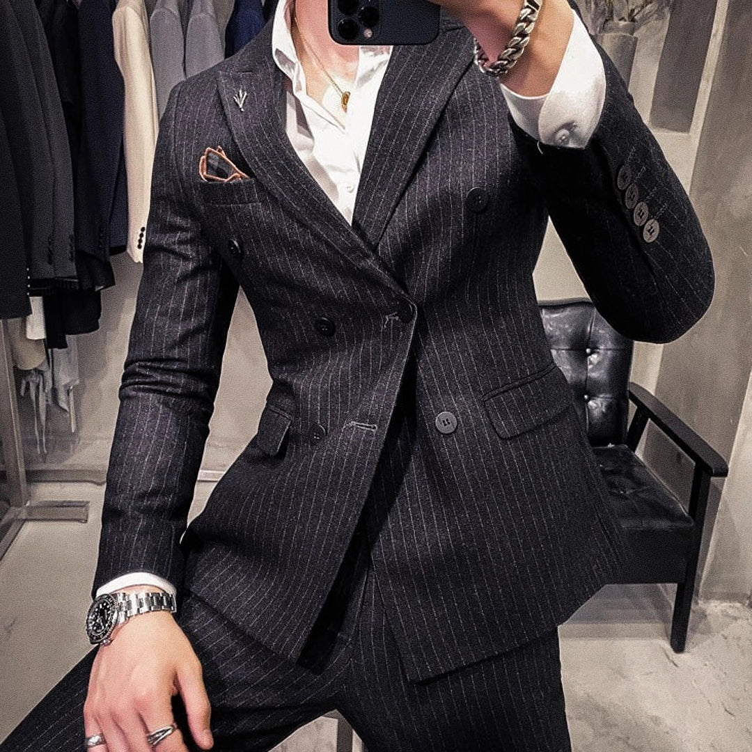 Blazer Masculino Transpassado Romenzi RZ930 em detalhe, peça sofisticada em materiais premium com design elegante para looks formais e sociais.