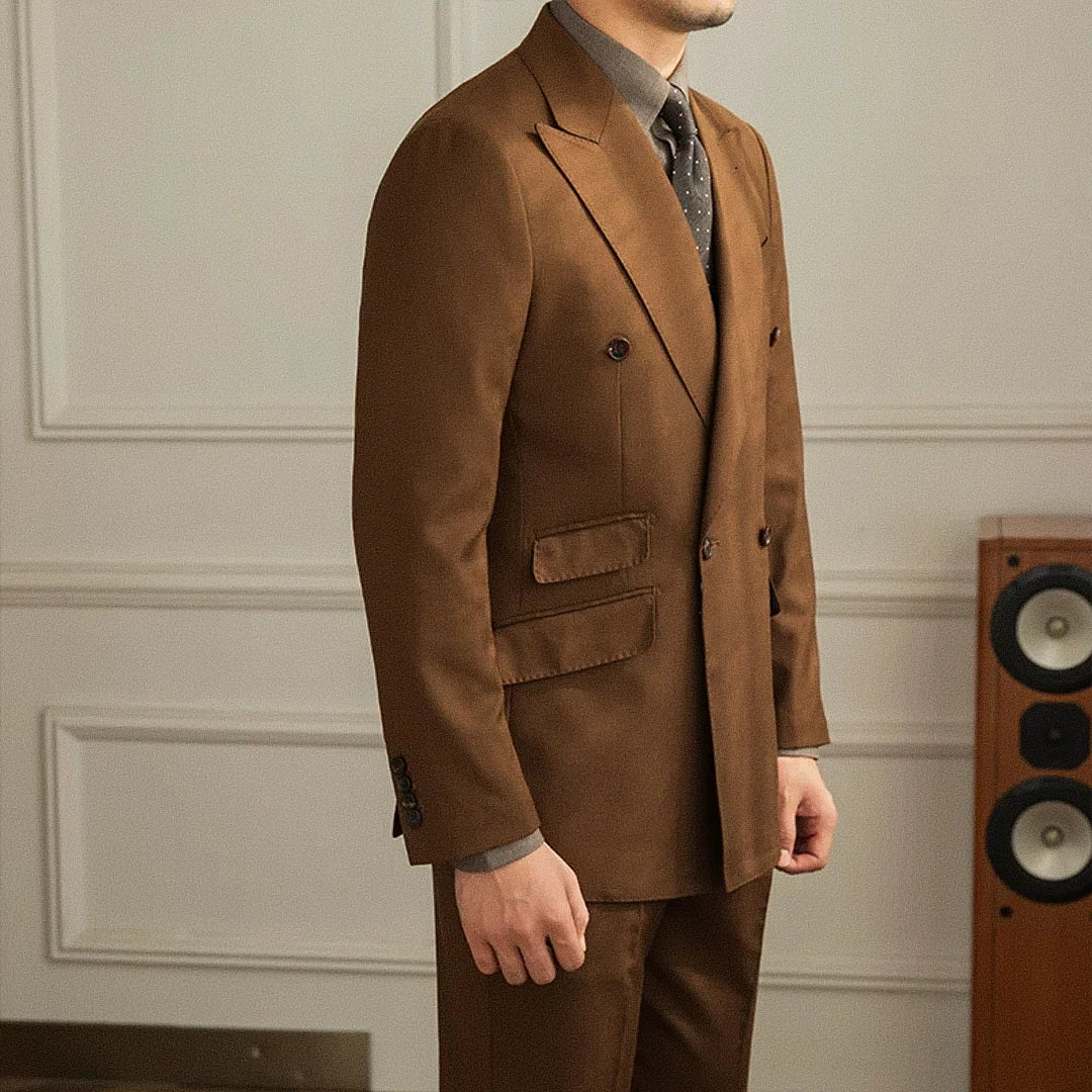Blazer Masculino Transpassado Romenzi RZ931 em detalhe, blazer em tecido premium que oferece conforto, caimento perfeito e estilo sofisticado para o homem moderno.