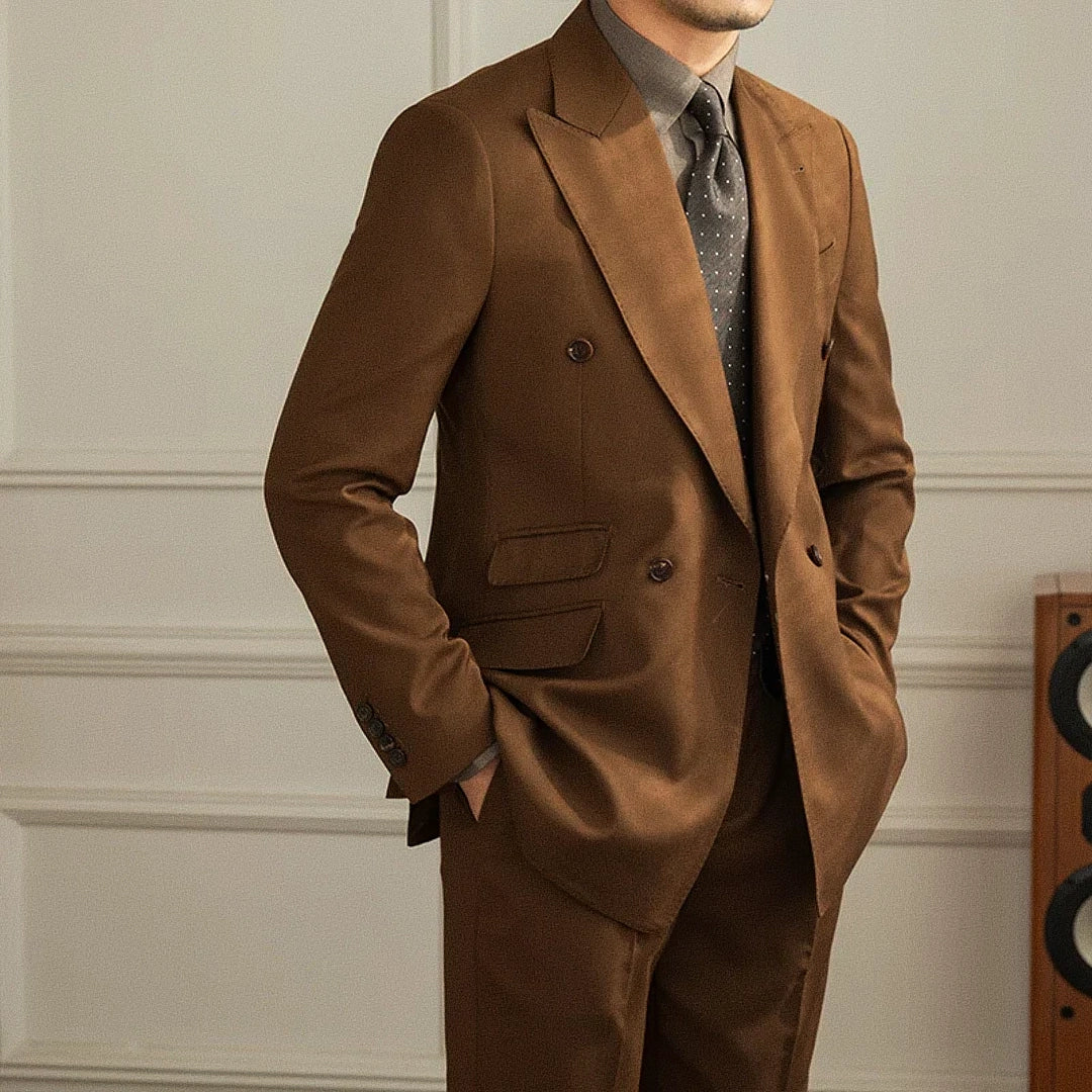 Blazer Masculino Transpassado Romenzi RZ931 em detalhe, blazer em tecido premium que oferece conforto, caimento perfeito e estilo sofisticado para o homem moderno.