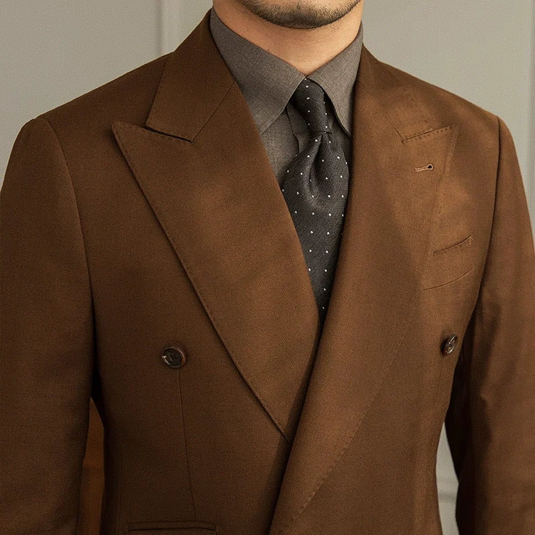 Blazer Masculino Transpassado Romenzi RZ931 em detalhe, blazer em tecido premium que oferece conforto, caimento perfeito e estilo sofisticado para o homem moderno.