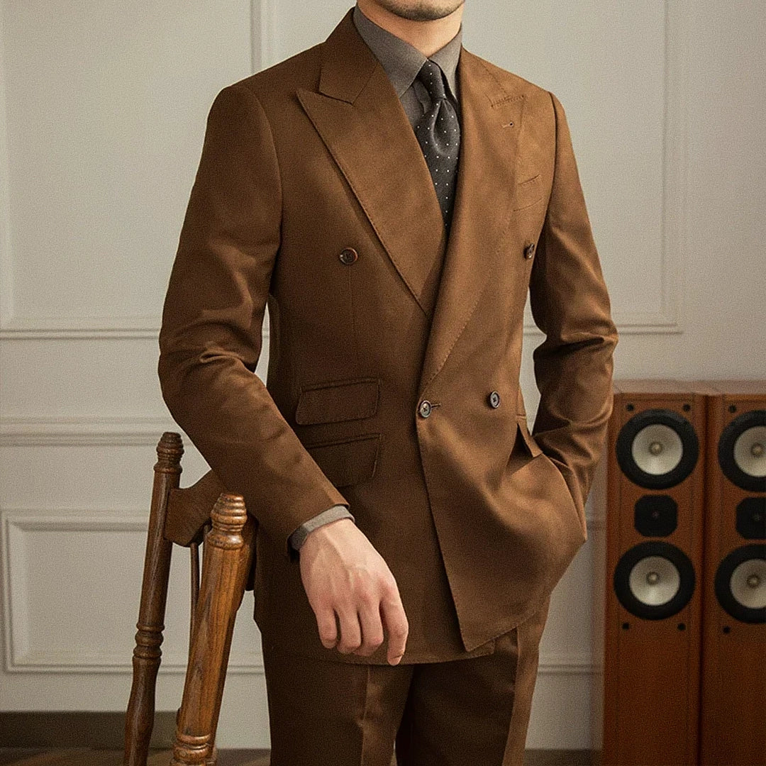 Blazer Masculino Transpassado Romenzi RZ931 em detalhe, blazer em tecido premium que oferece conforto, caimento perfeito e estilo sofisticado para o homem moderno.