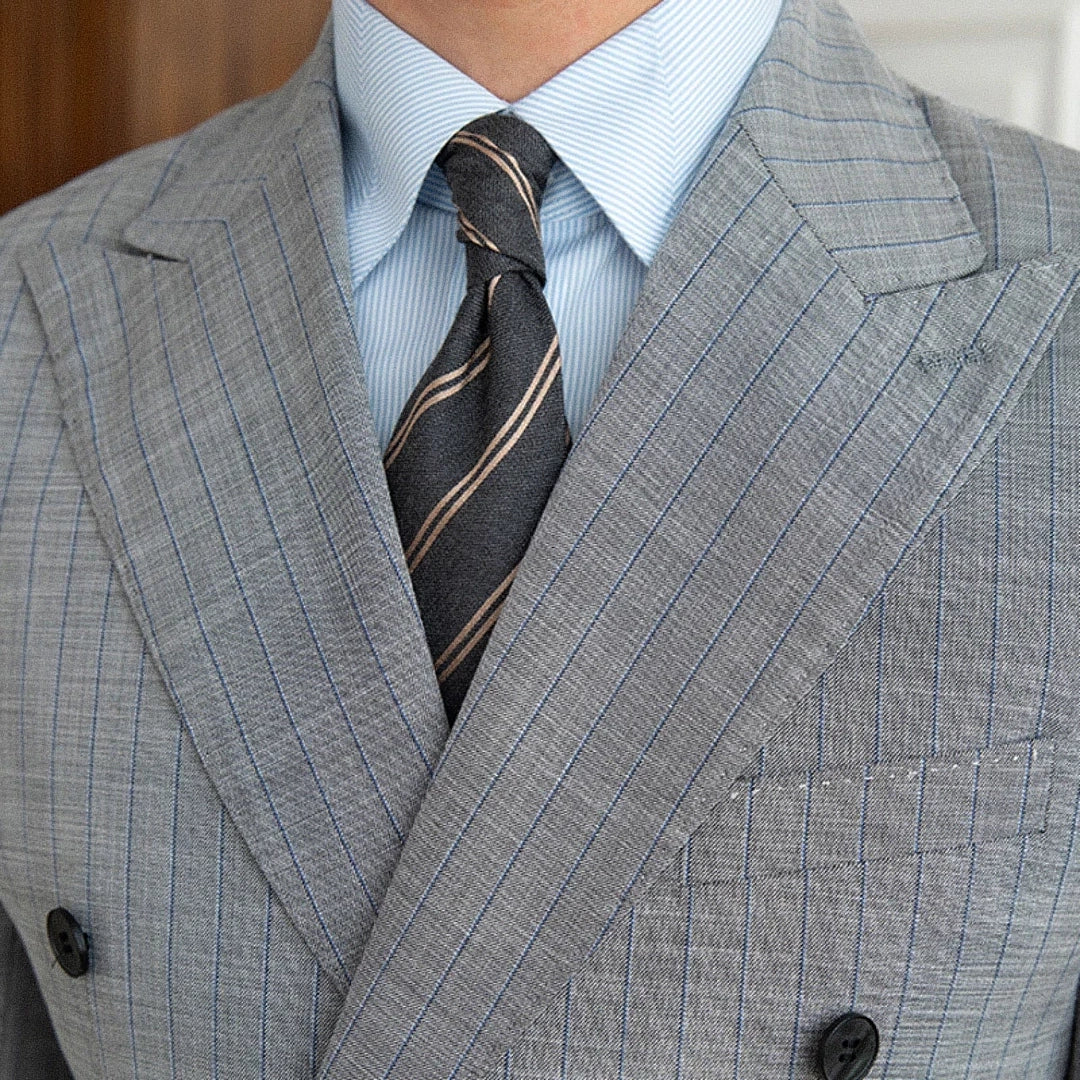 Blazer Masculino Transpassado Romenzi RZ935 em detalhe, blazer em ecomicrofibra Easeleaf 01 que oferece conforto, durabilidade e estilo sofisticado.