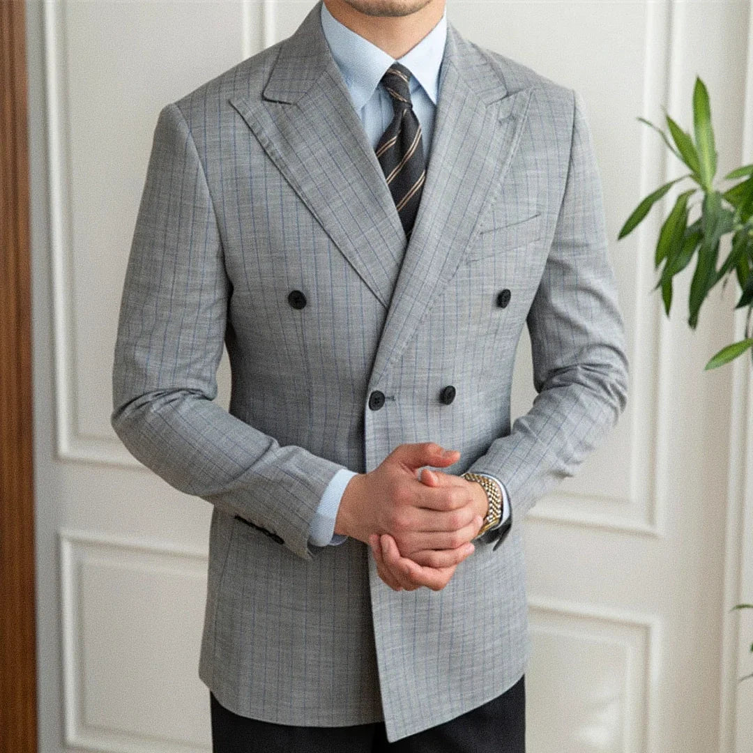 Blazer Masculino Transpassado Romenzi RZ935 em detalhe, blazer em ecomicrofibra Easeleaf 01 que oferece conforto, durabilidade e estilo sofisticado.