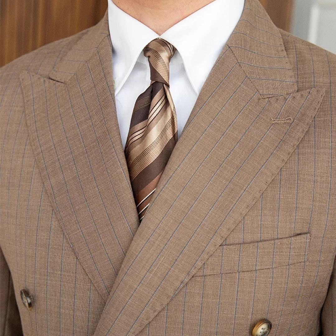 Blazer Masculino Transpassado Romenzi RZ935 em detalhe, blazer em ecomicrofibra Easeleaf 01 que oferece conforto, durabilidade e estilo sofisticado.