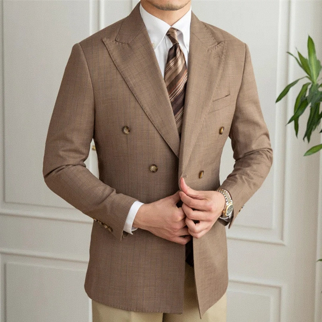 Blazer Masculino Transpassado Romenzi RZ935 em detalhe, blazer em ecomicrofibra Easeleaf 01 que oferece conforto, durabilidade e estilo sofisticado.
