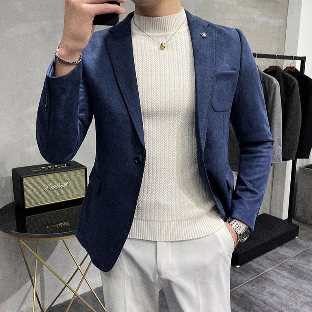 Blazer Masculino Veneza Romenzi RZ928 em detalhe, peça sofisticada em Ecomicrofibra Easeleaf com seda, disponível em cores clássicas para looks elegantes.