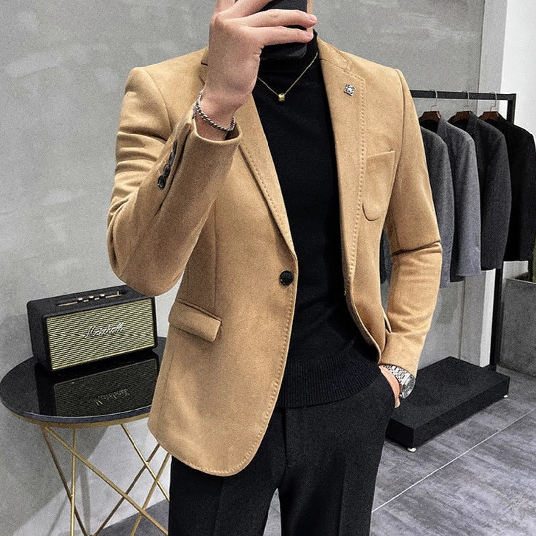Blazer Masculino Veneza Romenzi RZ928 em detalhe, peça sofisticada em Ecomicrofibra Easeleaf com seda, disponível em cores clássicas para looks elegantes.