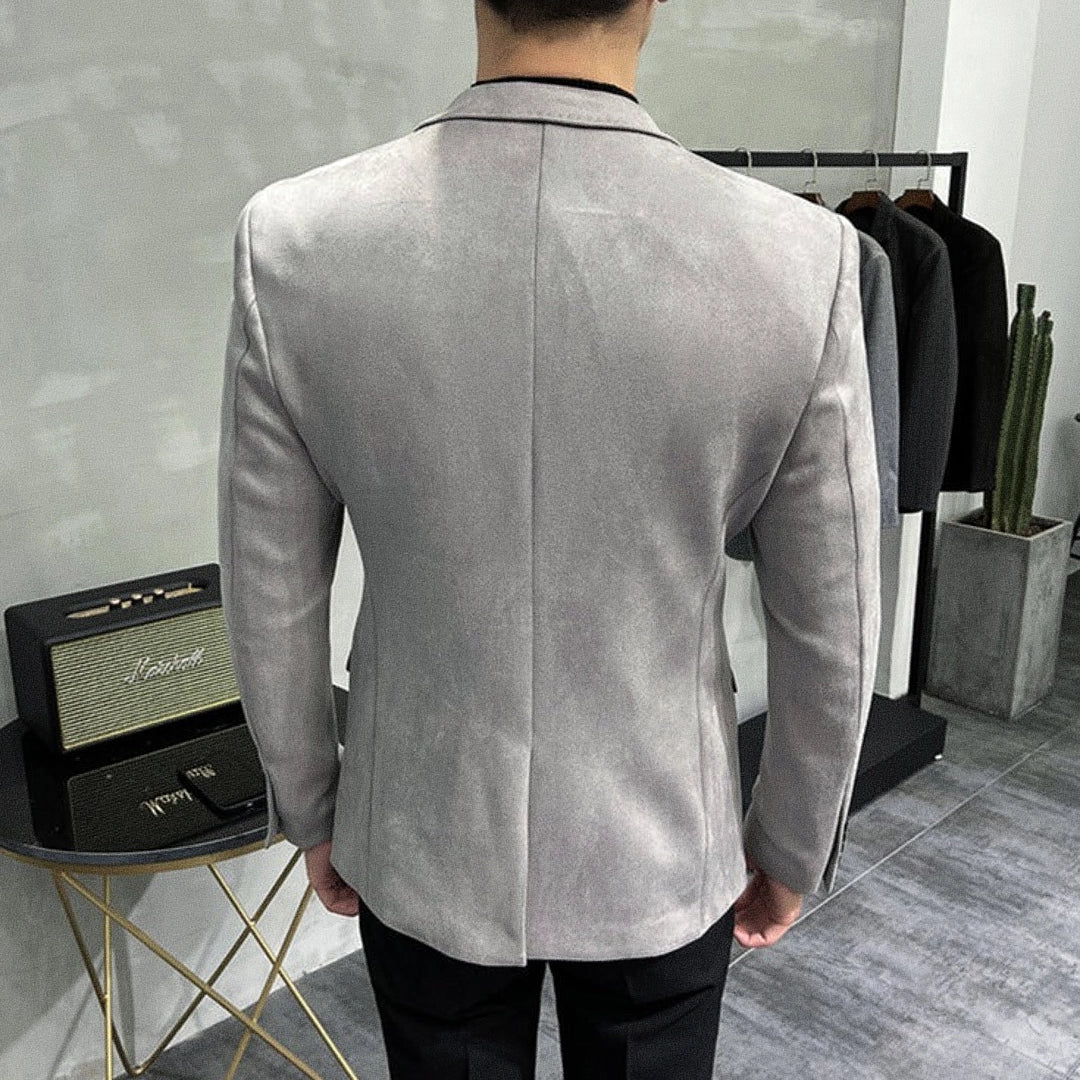 Blazer Masculino Veneza Romenzi RZ928 em detalhe, peça sofisticada em Ecomicrofibra Easeleaf com seda, disponível em cores clássicas para looks elegantes.