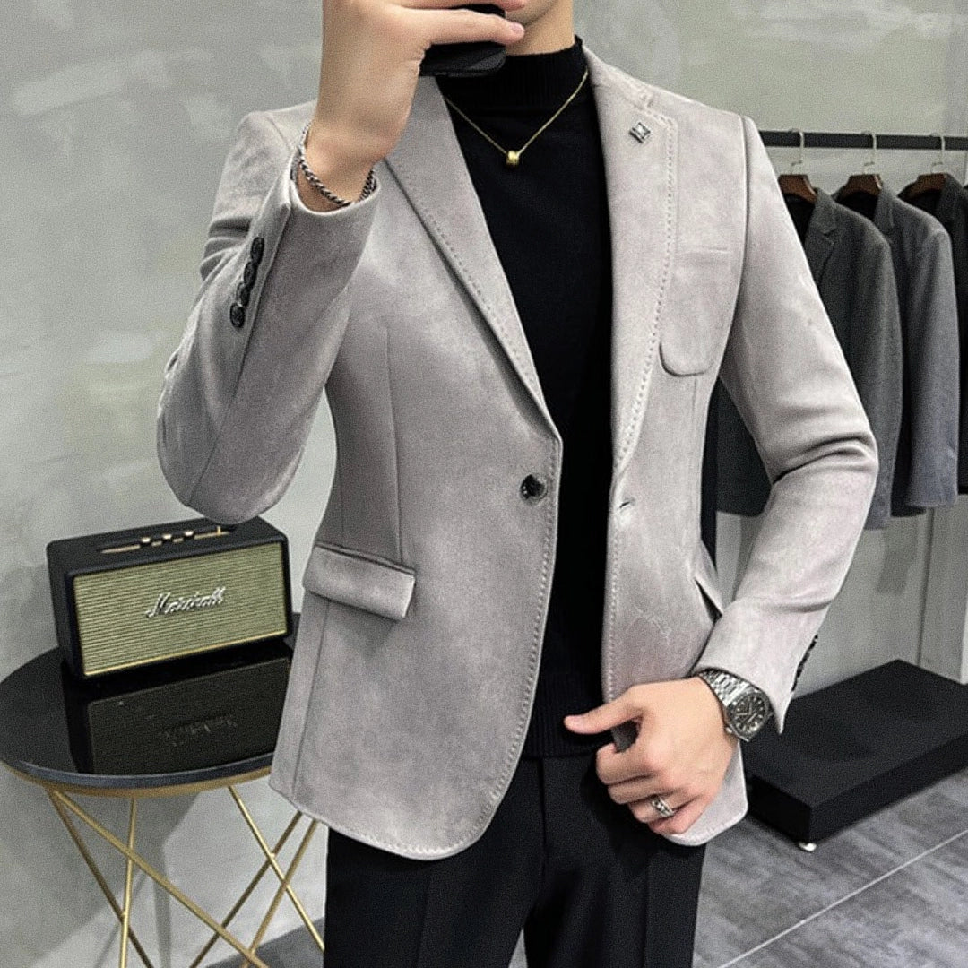 Blazer Masculino Veneza Romenzi RZ928 em detalhe, peça sofisticada em Ecomicrofibra Easeleaf com seda, disponível em cores clássicas para looks elegantes.