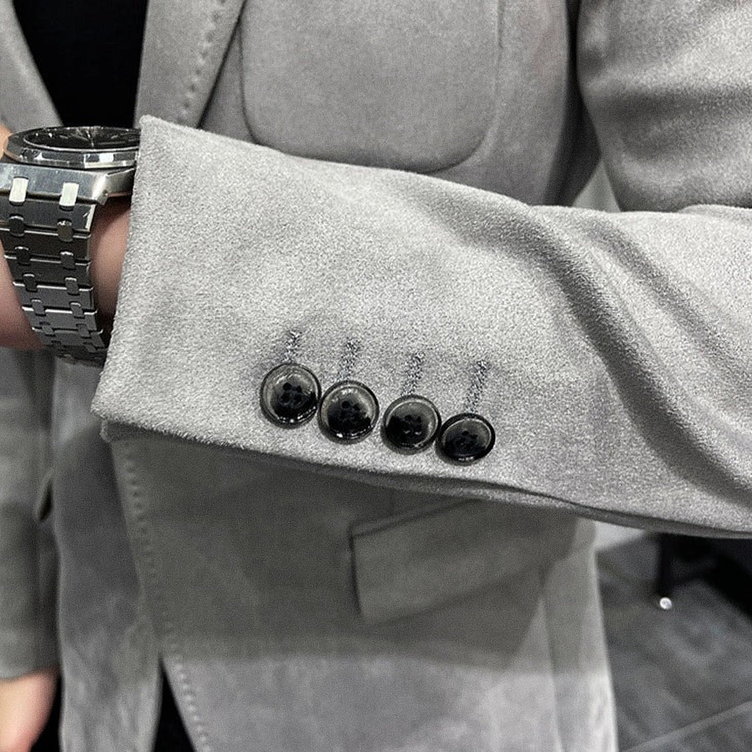 Blazer Masculino Veneza Romenzi RZ928 em detalhe, peça sofisticada em Ecomicrofibra Easeleaf com seda, disponível em cores clássicas para looks elegantes.