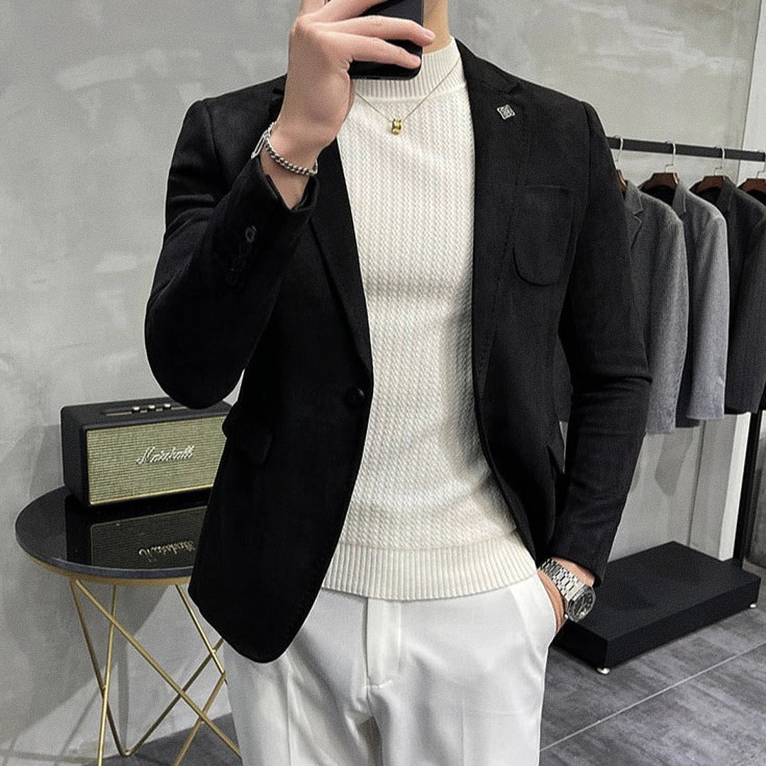 Blazer Masculino Veneza Romenzi RZ928 em detalhe, peça sofisticada em Ecomicrofibra Easeleaf com seda, disponível em cores clássicas para looks elegantes.