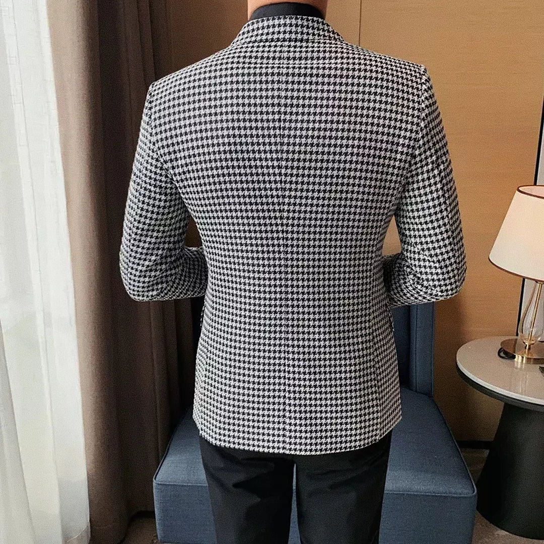 Blazer Masculino Xadrez Romenzi RZ541 em detalhe, blazer elegante em materiais de alta qualidade com padrão xadrez que oferece conforto e caimento impecável.