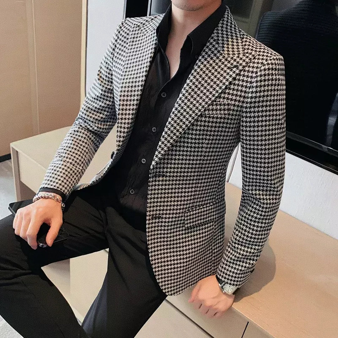 Blazer Masculino Xadrez Romenzi RZ541 em detalhe, blazer elegante em materiais de alta qualidade com padrão xadrez que oferece conforto e caimento impecável.
