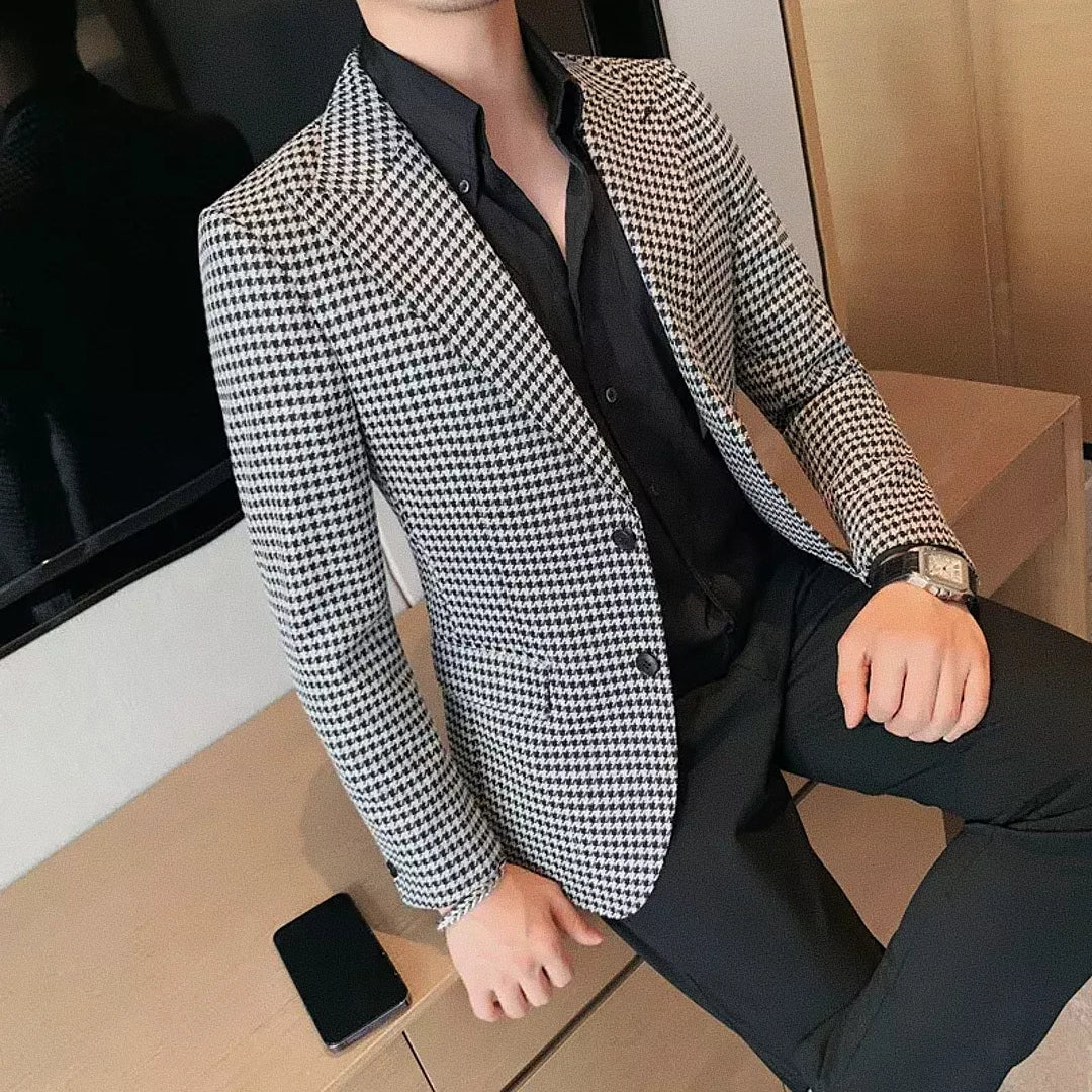 Blazer Masculino Xadrez Romenzi RZ541 em detalhe, blazer elegante em materiais de alta qualidade com padrão xadrez que oferece conforto e caimento impecável.