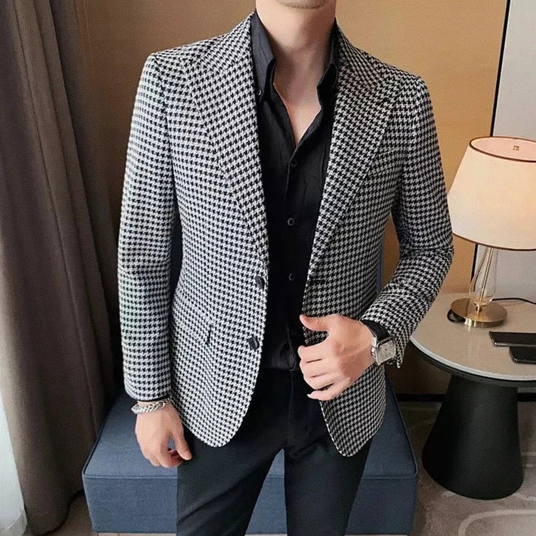 Blazer Masculino Xadrez Romenzi RZ541 em detalhe, blazer elegante em materiais de alta qualidade com padrão xadrez que oferece conforto e caimento impecável.