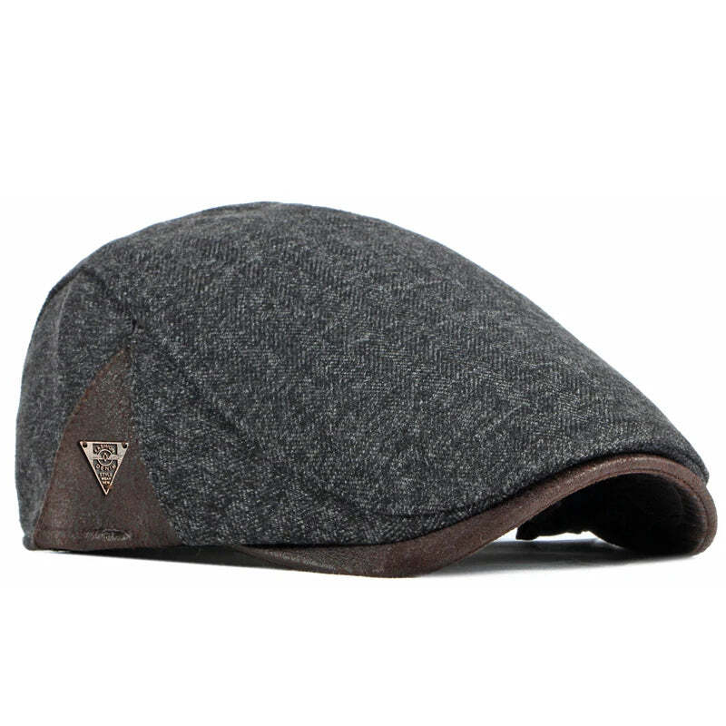 Boina Masculina Cabbie Retrô Romenzi RZ274 com design clássico, confeccionada em algodão e poliéster, tamanho ajustável e cores versáteis.