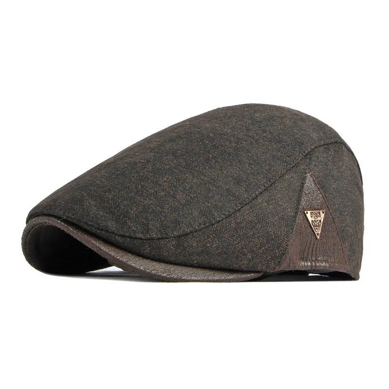 Boina Masculina Cabbie Retrô Romenzi RZ274 com design clássico, confeccionada em algodão e poliéster, tamanho ajustável e cores versáteis.