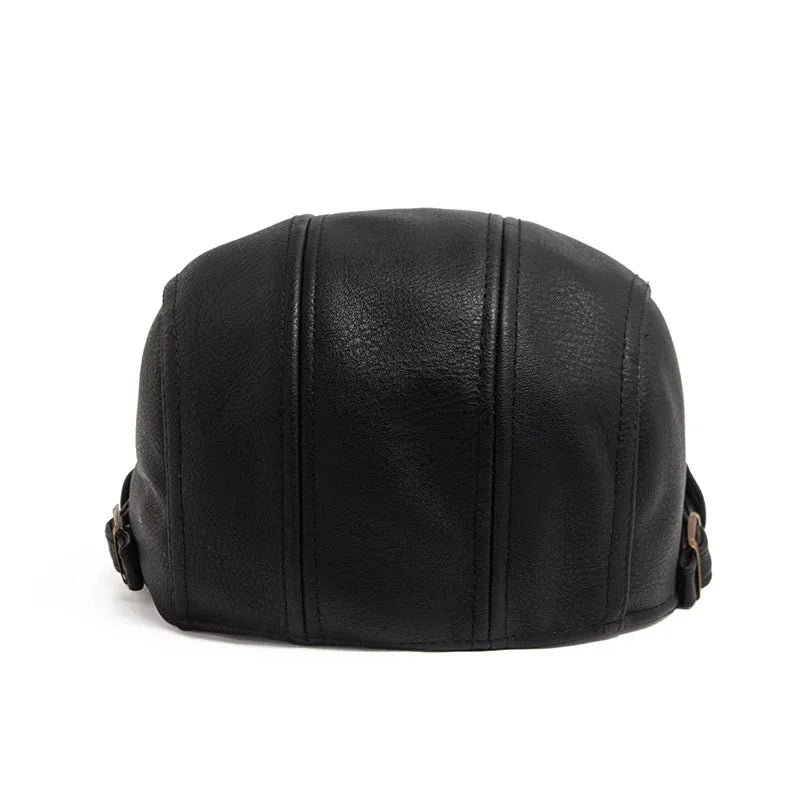 Boina Masculina de Couro British Romenzi RZ271 com design britânico, confeccionada em couro premium, ajuste ergonômico e cores cáqui, marrom, grafite e preta.