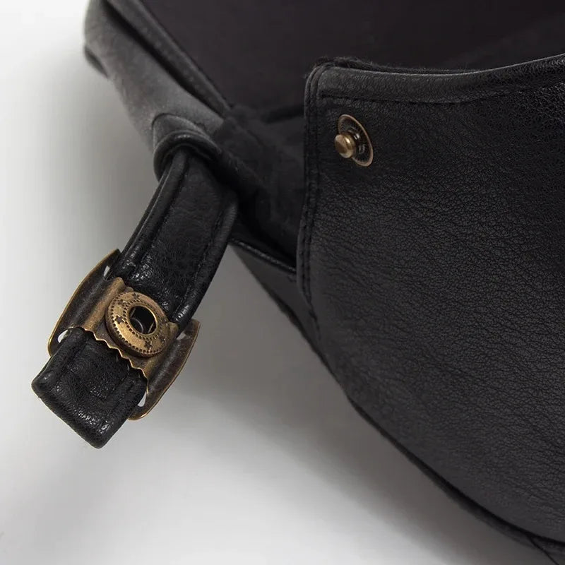 Boina Masculina de Couro British Romenzi RZ271 com design britânico, confeccionada em couro premium, ajuste ergonômico e cores cáqui, marrom, grafite e preta.