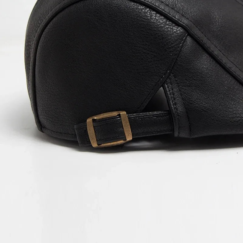 Boina Masculina de Couro British Romenzi RZ271 com design britânico, confeccionada em couro premium, ajuste ergonômico e cores cáqui, marrom, grafite e preta.