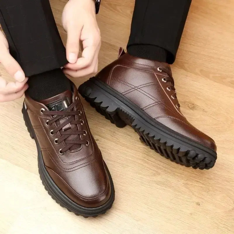 Bota Masculina de Couro Acolchoada Romenzi RZ290 confeccionada em couro premium com solado antiderrapante e forro acolchoado. Design sofisticado e funcional.