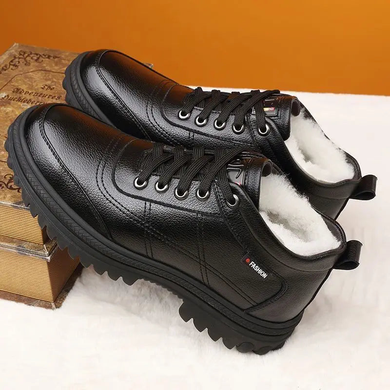 Bota Masculina de Couro Acolchoada Romenzi RZ290 confeccionada em couro premium com solado antiderrapante e forro acolchoado. Design sofisticado e funcional.