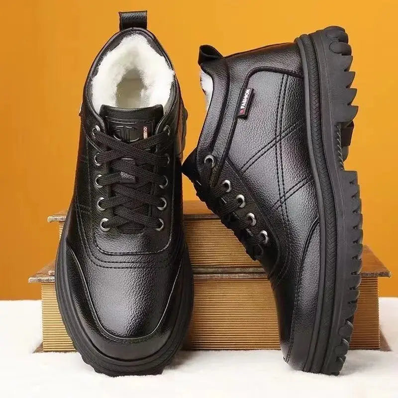Bota Masculina de Couro Acolchoada Romenzi RZ290 confeccionada em couro premium com solado antiderrapante e forro acolchoado. Design sofisticado e funcional.