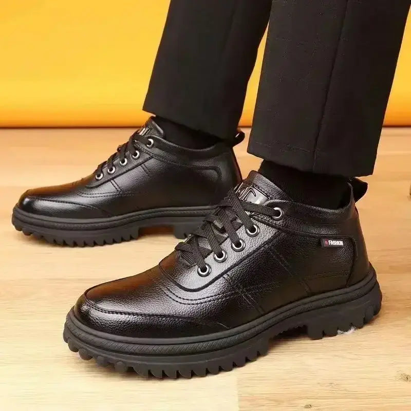 Bota Masculina de Couro Acolchoada Romenzi RZ290 confeccionada em couro premium com solado antiderrapante e forro acolchoado. Design sofisticado e funcional.