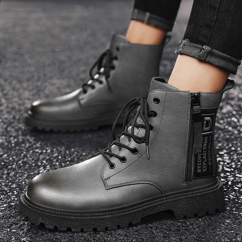 Bota Masculina de Couro Romenzi RZ292 confeccionada em couro legítimo com solado antiderrapante e design moderno. Elegância e conforto em um único calçado.