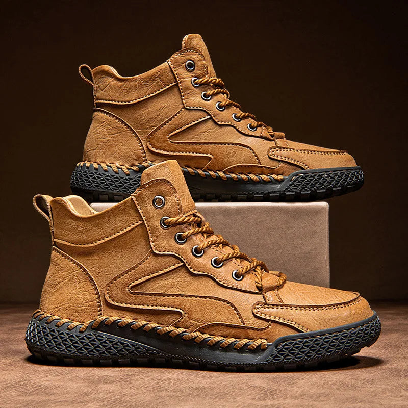 Bota Masculina de Couro Romenzi RZ294 em couro sintético premium com solado antiderrapante. Conforto e elegância em todos os momentos.
