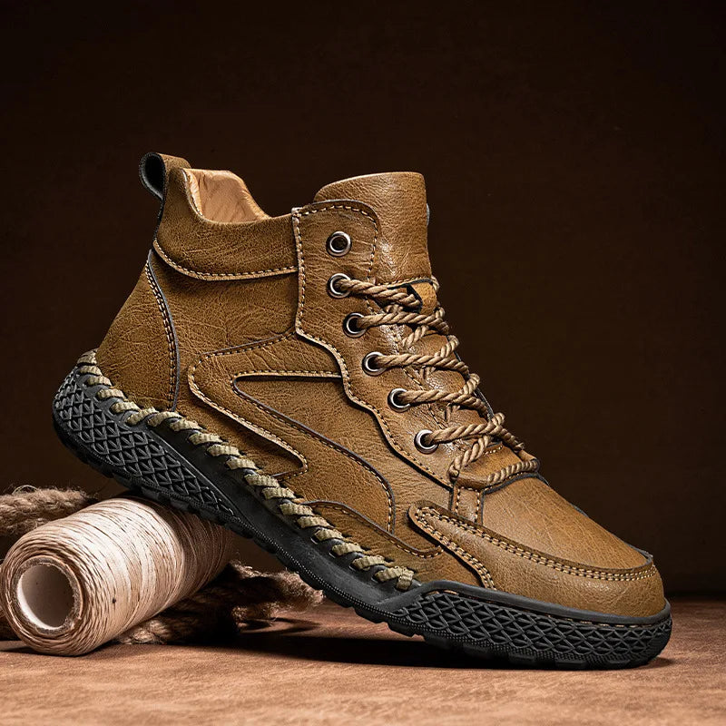Bota Masculina de Couro Romenzi RZ294 em couro sintético premium com solado antiderrapante. Conforto e elegância em todos os momentos.