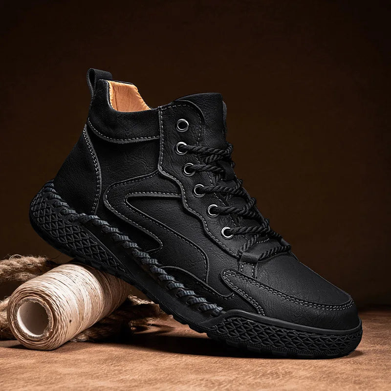 Bota Masculina de Couro Romenzi RZ294 em couro sintético premium com solado antiderrapante. Conforto e elegância em todos os momentos.