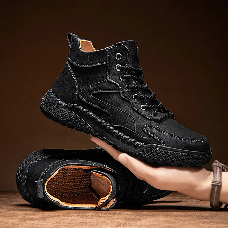 Bota Masculina de Couro Romenzi RZ294 em couro sintético premium com solado antiderrapante. Conforto e elegância em todos os momentos.