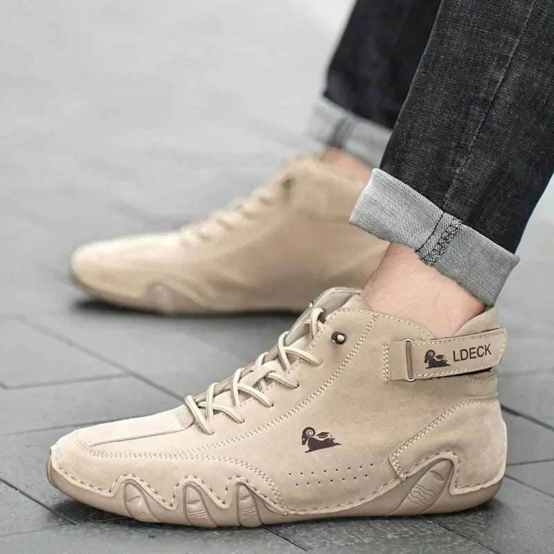 Bota Masculina Ldeck Romenzi RZ289 feita em couro premium com solado antiderrapante e design sofisticado. Conforto e resistência para todas as ocasiões.