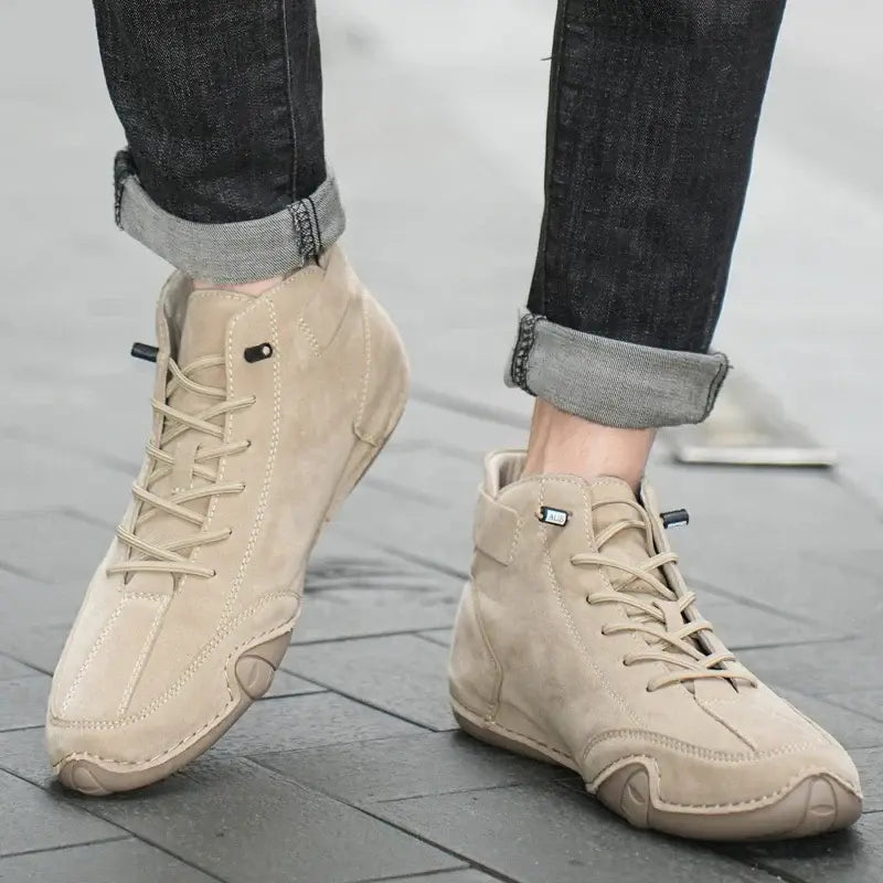 Bota Masculina Ldeck Romenzi RZ289 feita em couro premium com solado antiderrapante e design sofisticado. Conforto e resistência para todas as ocasiões.